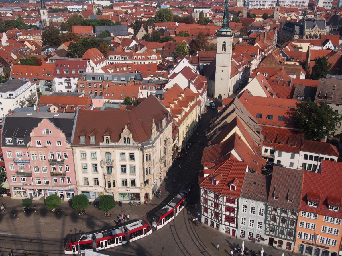 Vom Domplatz in Erfurt fährt eine Combino-Straßenbahn in die Marktstraße ein. Eine Aufnahme meiner Mutter, geschossen von einem Riesenrad am 2.10.2014