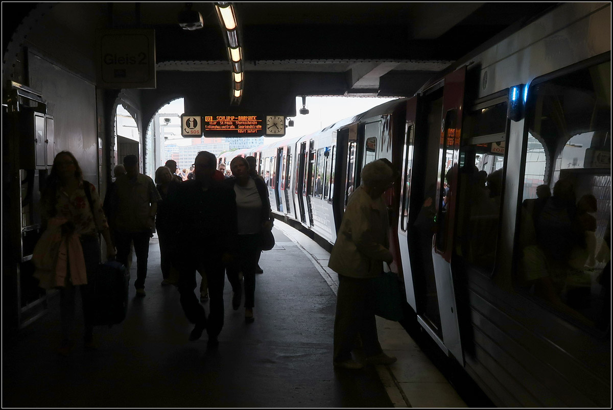 Vom Dunklen zum Hellen -

U-Bahnstation Landungsbrücken in Hamburg. Die eigentlich oberirdische Station ist zum Teil überdeckt, so ergibt sich einen Innen und Außen im Bereich der Bahnsteige.

17.08.2018 (M)