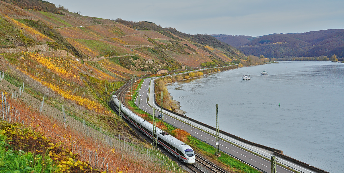 Vom durch den Bopparder Hamm führenden Römerweg hat man einen guten Ausblick auf die nach Süden verkehrenden Züge auf der linken Rheinstrecke, am 13.11.2025 ist ein 411 in Richtung Süden unterwegs