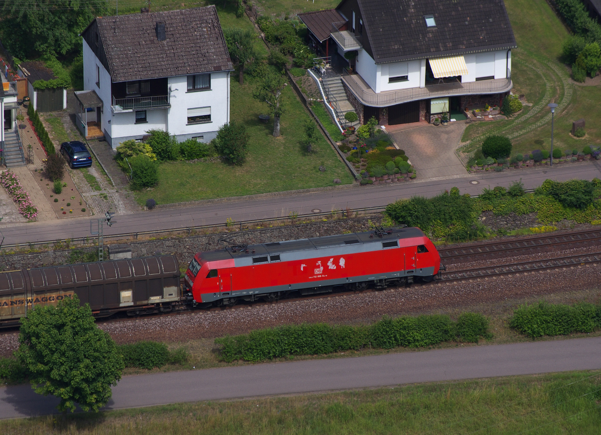 Vom Ehrenfriedhof und der Klause in Kastel-Staadt bietet sich ein toller Blick ins Saartal. 152 008-9 befördert einen Güterzug durch das Saartal in Richtung Saarland. Bahnstrecke 3230 Saarbrücken - Karthaus in Serrig am 28.06.2015