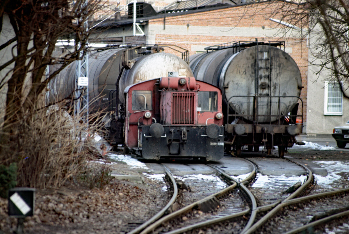 Vom Eingangstor einer chemischen Fabrik in Viernheim aus entstand 1986 die Aufnahme der Werklok 372. Die Kleinlok wurde 1934 von Krupp als Kö 4610 geliefert und wurde 1968 in 322 109 umgezeichnet. Nach ihrer Aussonderung gelangte sie 1980 an diese Firma.