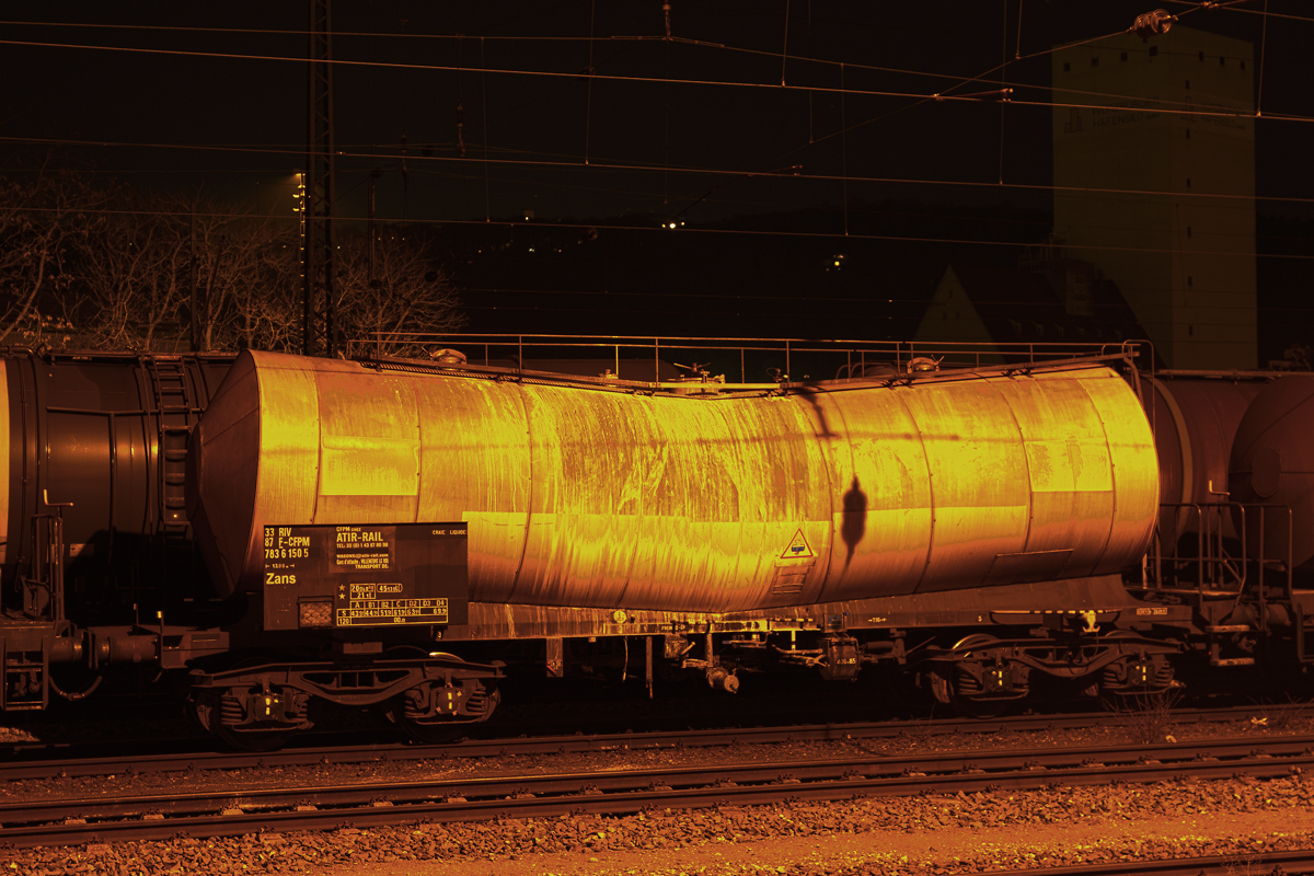 Vom Einsteller ATIR RAIL mit Heimatbahnhof Villeneuve Le Roi,steht der Knickkesselwagen 33 RIV 87 F-CFPM 783 6 150 5 Typ Zans nachts eingereiht in einem Güterzug in Würzburg.Bild vom 15.3.2016