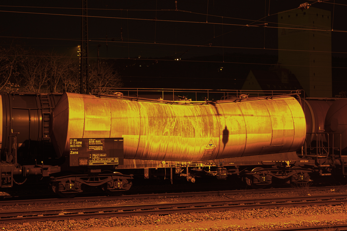 Vom Einsteller ATIR RAIL mit Heimatbahnhof Villeneuve Le Roi,steht der Knickkesselwagen 33 RIV 87 F-CFPM 783 6 150 5 Typ Zans nachts eingereiht in einem Güterzug in Würzburg.Bild vom 15.3.2016