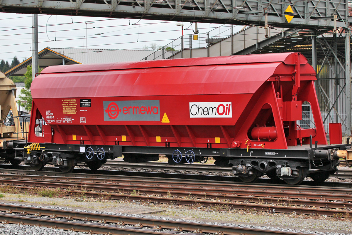 Vom Einsteller ERMEWA SA fährt der mit Salz gefüllte Güterwagen 33 RIV 87 F-ERSA 0658 027-5 Typ Tapps eingereiht in einem Güterzug im Bahnhof Pratteln vorüber.Bild vom 9.5.2016