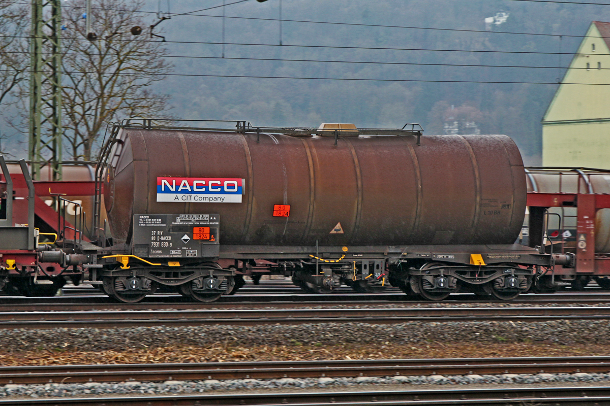 Vom Einsteller NACCO fährt der Kesselwagen 37 RIV 80 D-NACCO 7931 830-9 Typ Zacens/Heimatbahnhof Paris la Chapelle,beladen mit Natronlauge,in Würzburg vorüber.Bild vom 15.3.2015