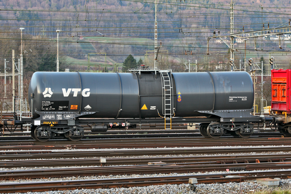 Vom Einsteller VTG AG Hamburg wird der Kesselwagen 37 80 TEN GE D-VTGD 7846 531-7 Typ Zacns,beladen mit Salzsäure im Rbf Limmatal an den Ablaufberg herangeschoben.Bild vom 22.3.2015