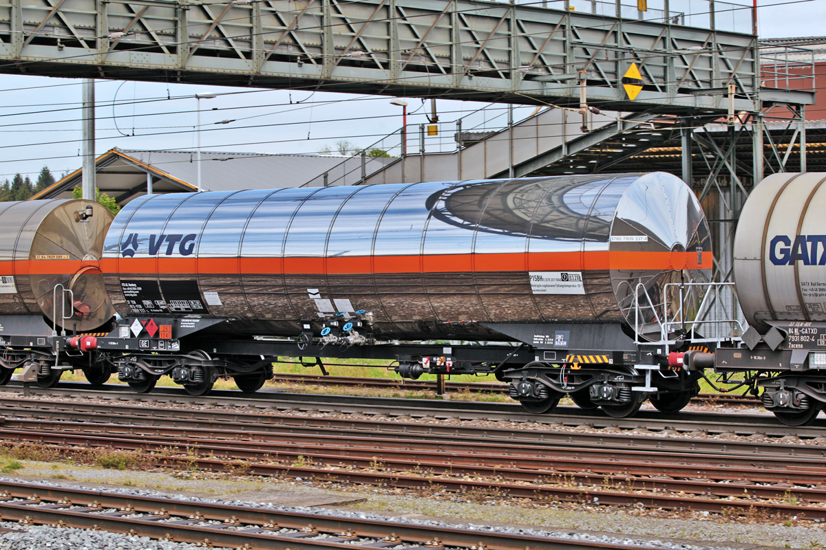 Vom Einsteller VTG AG Hamburg fährt der Gaskesselwagen 37 TEN 80 D-VTGD 7809 337-4, gefüllt mit hochexplosivem Etyhlenoxid,eingereiht in einem Güterzug im Bahnhof Pratteln vorbei.Bild vom 9.5.2016
