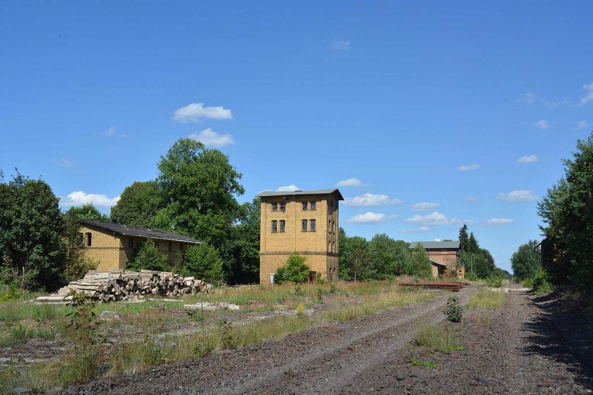 Vom einstigen Bahnhof Nedlitz sind nur noch die alten Gebäude erhalten. Die Gleise und viele Schwellen sind schon abgebaut worden. 1992 wurde die Strecke ab Nedlitz bis Güterglück 2 Gleisig ausgebaut und 1 Jahr später elektrifiziert. Nur knapp 10 Jahre später wurde die Strecke stillgelegt und wird teilweise zurück gebaut. 

Nedlitz 20.07.2016