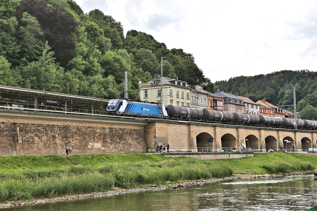 Vom Elbe Dampfer aus hielt ich am 6.6.2022 diesen Kesselwagenzug bei der Durchfahrt in Königstein im Bild fest. CD Cargo 388007-7 ist damit um 14.31 Uhr in Richtung Tschechien unterwegs.