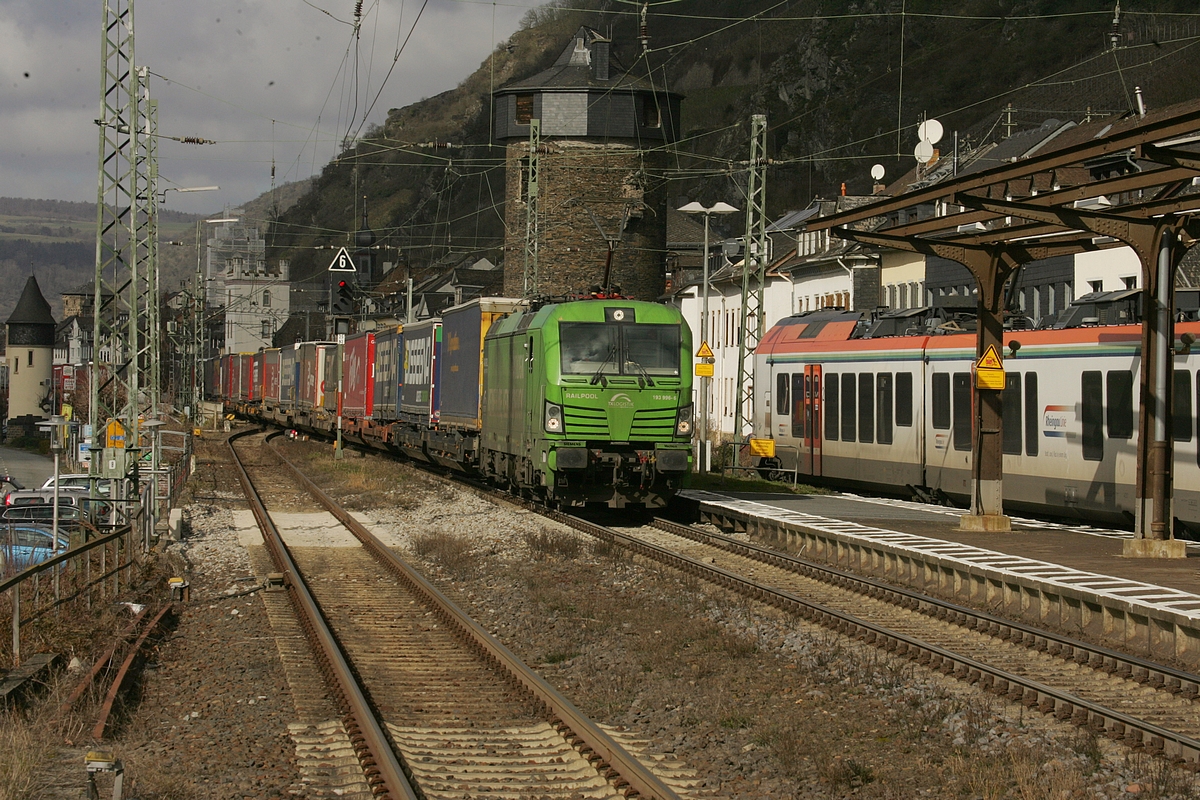 Vom Ende des Bahnsteigs aus aufgenommen: Railpool-Vectron bei der Durchfahrt in Kaub am 26.02.2022