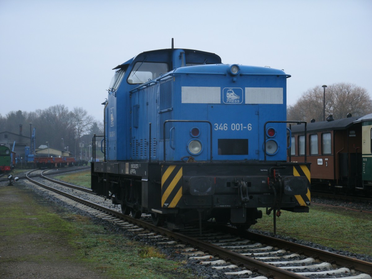 Vom Ende des Schmalspurbahnsteiges und mit Hilfe von Zoom ließ sich,am 14.Dezember 2013,die PRESS 346 001 in Putbus fotografieren.