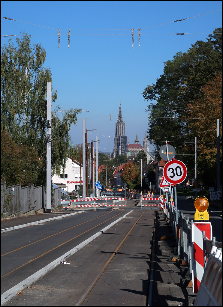Vom Eselsberg zum Kuhberg -

Ulms neue Straßenbahnlinie 2 im Endspurt. Hier die straßenbündige Strecke zum Kuhberg in der Römerstraße.

04.10.2018 (M)  