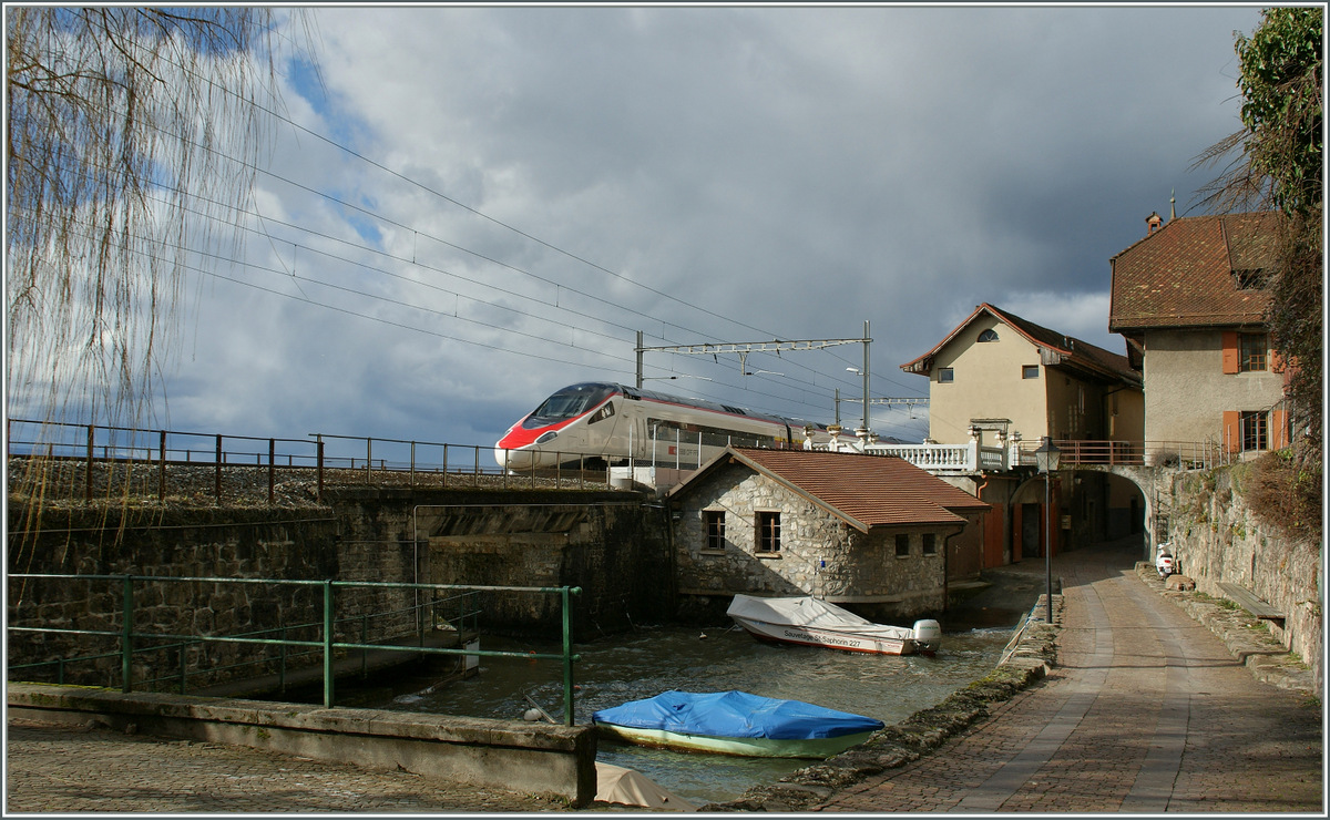 Vom ETR 610  Pinocchio  auf der Fahrt von Milano nach Genve ist bei der Durchfahrt in St Saphorin leider nur noch seine Nase zu sehen.
5. Feb. 2013