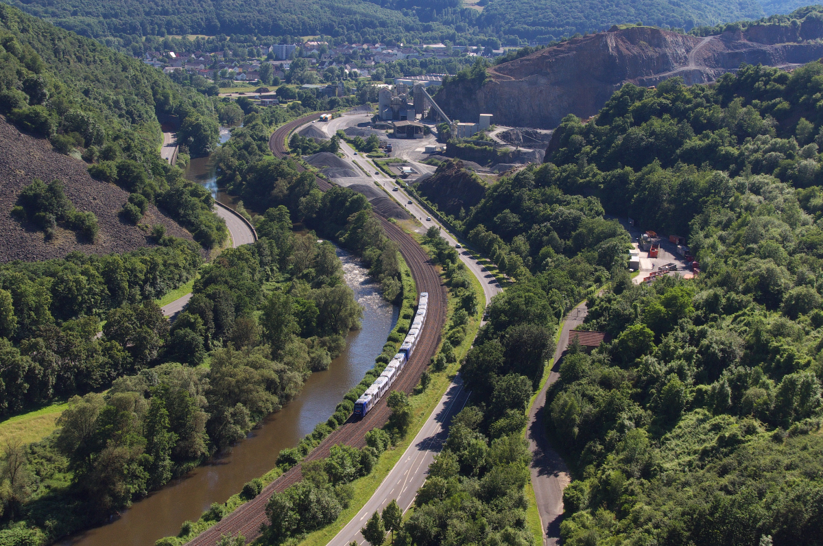Vom (fast) neuen Nahe Skywalk bei Hochstetten-Dhaun hat man einen schönen Überblick über das Nahetal im Kirner Land. Ein Lint 54 und ein Lint 81 von vlexx haben als RE Saarbrücken - Mainz gerade den Bahnhof Kirn verlassen.Bis Bad Kreuznach geht es nun entlang der Nahe, mit reizvollen Ausblicken über Weinbergen oder schroffen Felsen bei Bad Münster am Stein. Bahnstrecke 3511 Bingerbrück - Saarbrücken am 23.06.2016