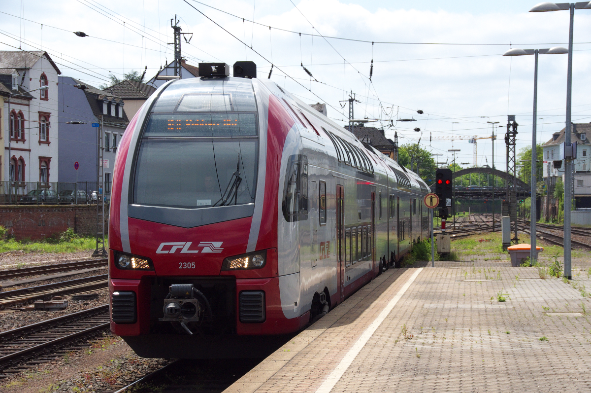 Vom Fernverkehr abgehängt wurde die Relation Luxemburg - Trier - Koblenz seit es den IC Luxemburg Norddeich nicht mehr gibt. Die CFL in Luxemburg hat schnell reagiert und eigene Züge auf der Relation Luxemburg-Koblenz eingesetzt. Zuerst mit Doppelstockwendezügen und seit Dezember 2014 mit den neuen Stadler KISS Doppelstocktriebwagen, die in Trier mit dem SÜWEX aus Mannheim (Kaiserslautern) vereint werden. Nach einigen Schwierigkeiten am Anfang vertragen sich nun die beiden Stadler Triebwagen, der KISS flirtet mit dem FLIRT bei der Annäherung und dann küsst der Flirt den KISS und schon geht es gemeinsam bis Koblenz. CFL 2305 aus Luxemburg fährt am 14.05.2016 in den Hbf. Trier ein.