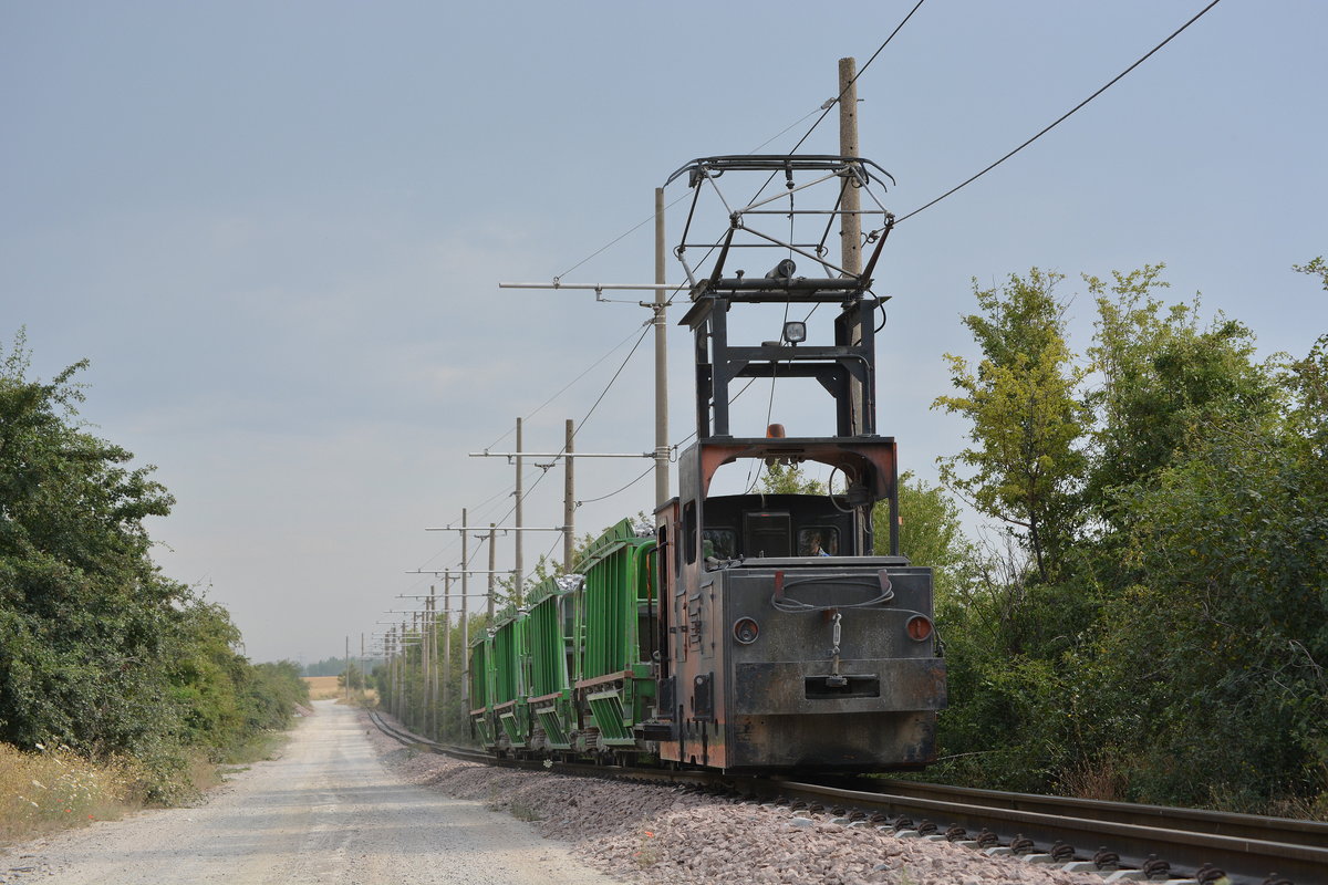 Vom Förderwerk kommt ein beladener Sodazug nur schwer überhörbar in Richtung Sodawerk gefahren.

Staßfurt 21.07.2016