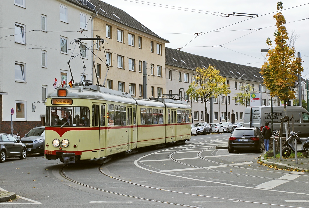 Vom früheren Betriebshof Am Steinberg kommend biegt der Rheinbahn-Museumstriebwagen K66 2269 am 06.11.2021 in die Himmelgeister Straße ein