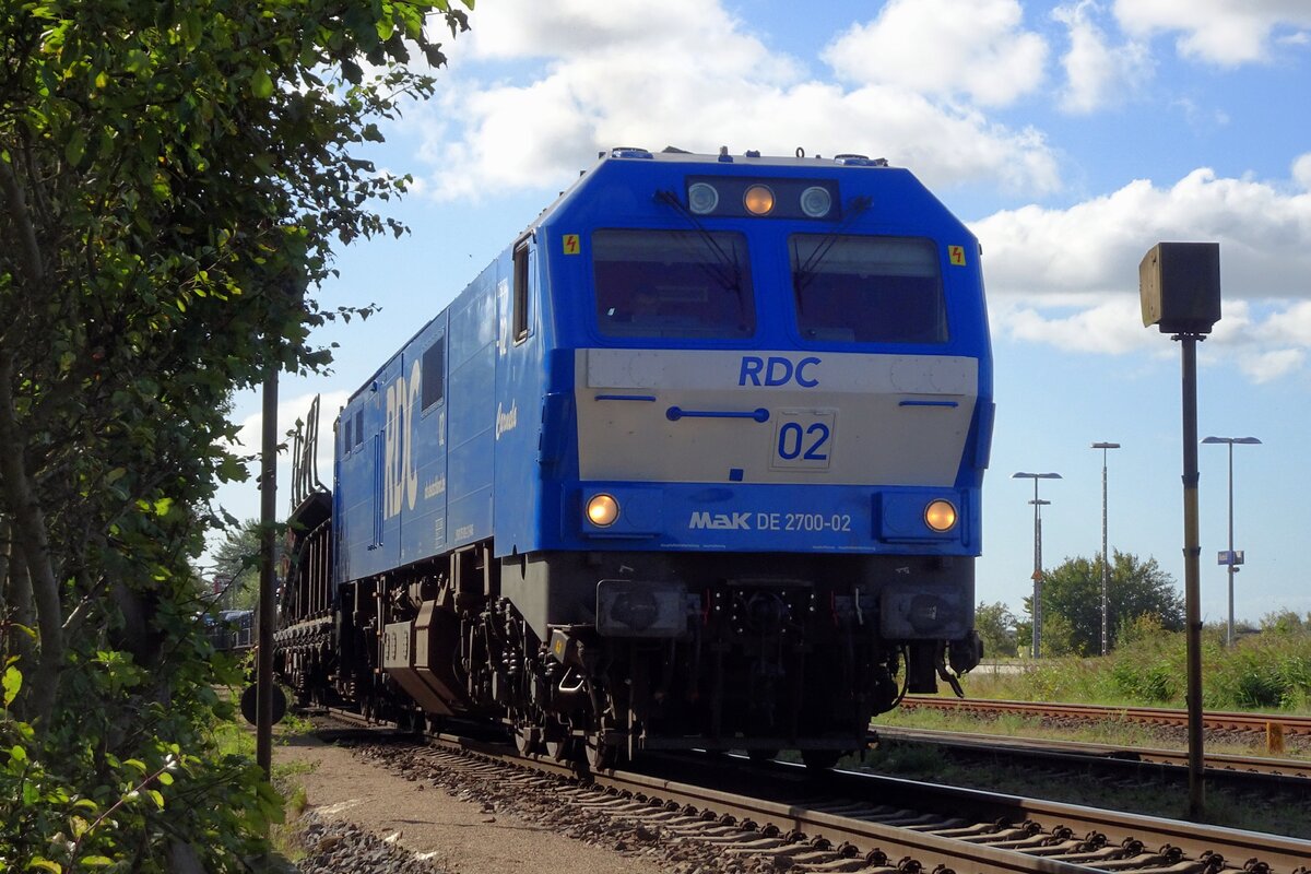 Vom Füspfad bei der Bahnhof von Niebüll könnte am 20 September 2022 legalerweise diese Aufnahme von RDC 2700-02 gemacht werden.