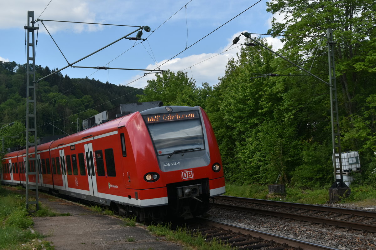 Vom Fußweg ins Dorf aus habe ich den 425 538-6 bei der Einfahrt in Neckargerach abgelichtet. Der Zug ist auf der S1 nach Osterburken am 5.5.2020 eingesetzt.