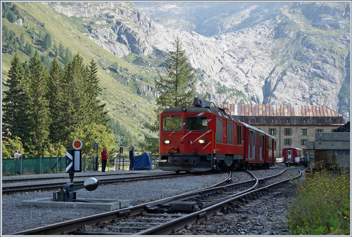 Vom Genfersee der Rhone entlang gefahren, fast bis dort, wo sie entspringt, und dort traf ich im noch schattigen Bahnhof von Gletsch die MGB Dieselloks HGm 4/4 61 (Baujahr 1967), welche den DFB Zug 325 von Realp nach Oberwald bringt.
Über die schöne Diesellok habe ich mir sehr gefreut, sind doch hierzulande von Dieselloks betriebene Reisezüge ziemlich selten.

31. August 2019