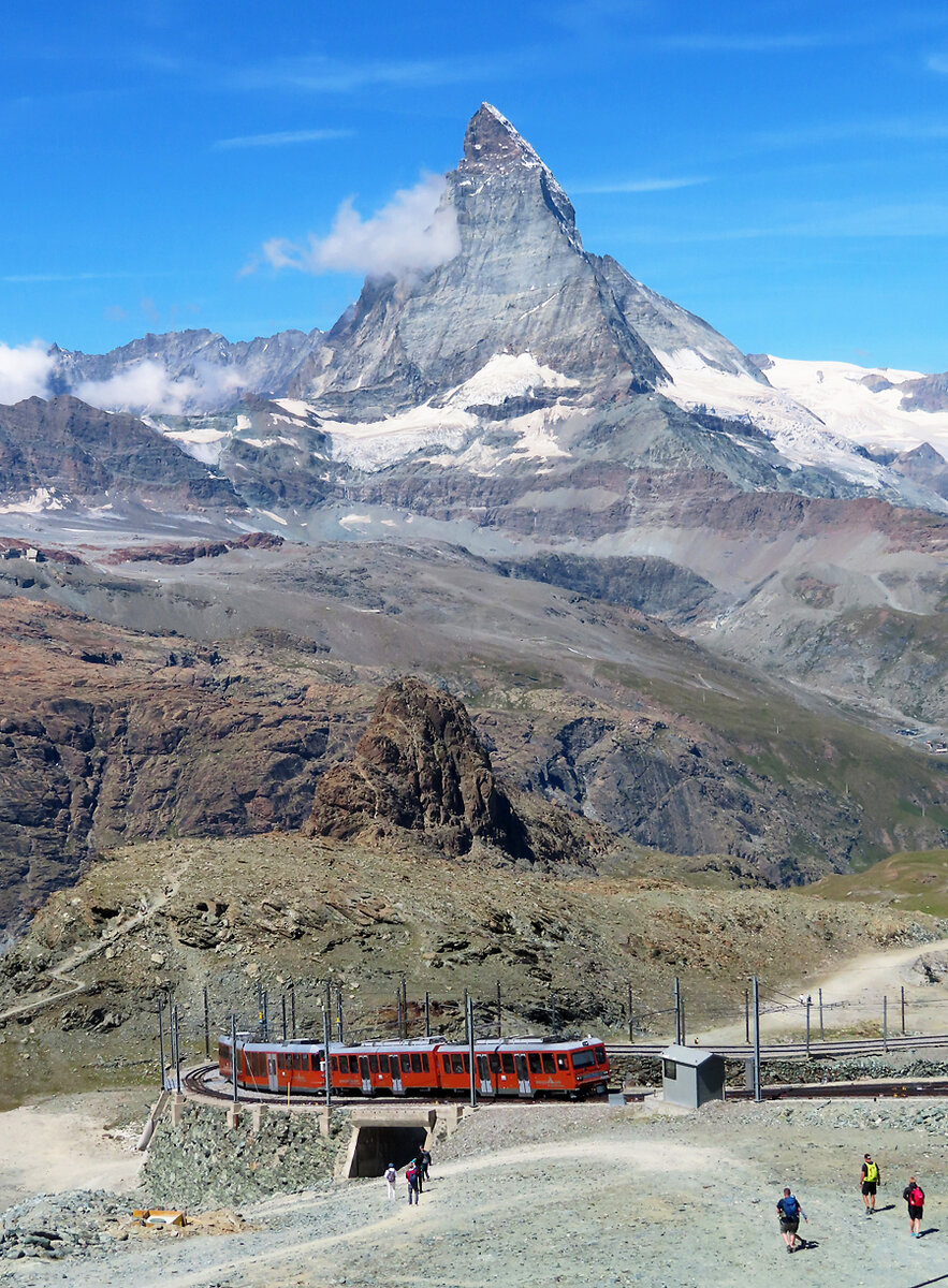 Vom Gornergrat aus führt ein Wanderweg talwärts hie und da zu den Gleisen der Gornergratbahn. Hier in der Nähe der Bergstation gibt das ein tolles Bild mit dem weltberühmten Matterhorn im Hintergrund. Gornergrat, 12.7.2022