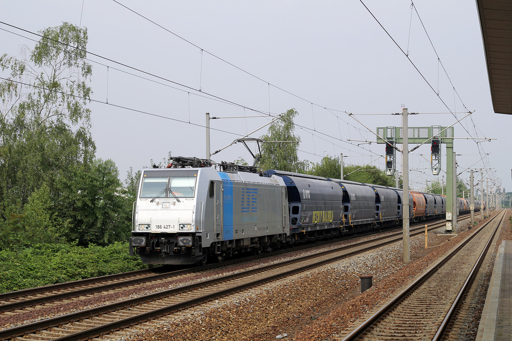 Vom Haltepunkt Dresden-Dobritz aus konnte ich diesen mit LTE 186 427 bespannten Güterzug ablichten.
Aufnahmedatum: 26.07.2016