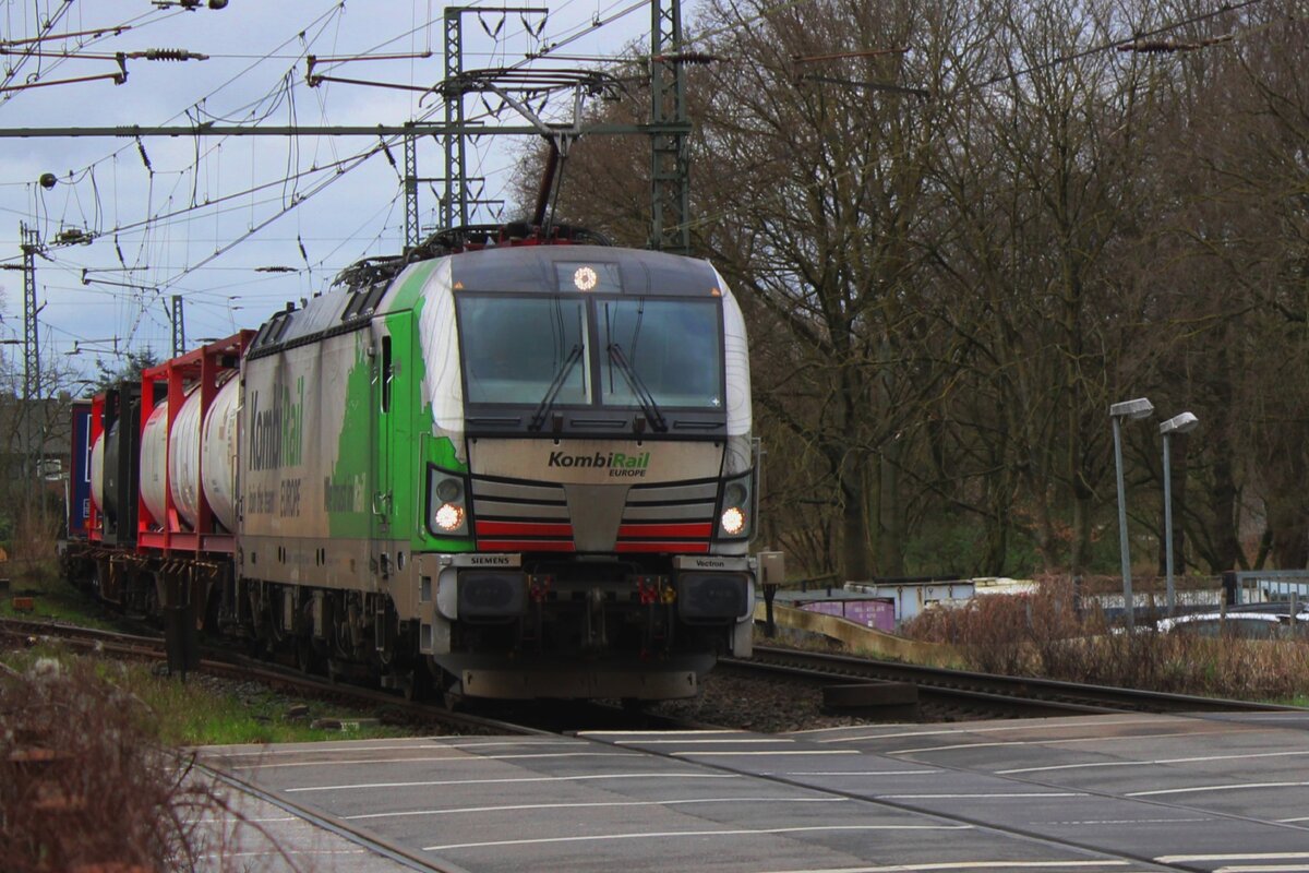 Vom hinter der Bahnübergang in Emmerich gelang am 16 März 2024 dieser Froschblick auf KRE 193 128 mit KLV nach Köln.