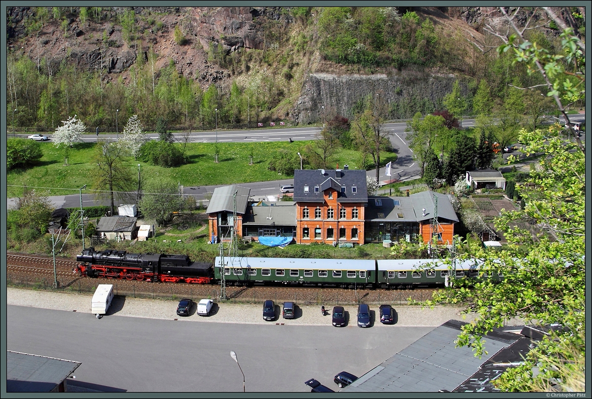 Vom Hohen Stein bietet sich ein Blick auf die Bahnstrecke Dresden - Zwickau, wie man ihn sonst nur von einer Modellbahnanlage kennt. Als Schlusslok eines Sonderzuges aus Freiberg rollt 52 8079 durch den Plauenschen Grund und passiert dabei den alten Plauener Bahnhof. (11.04.2014)