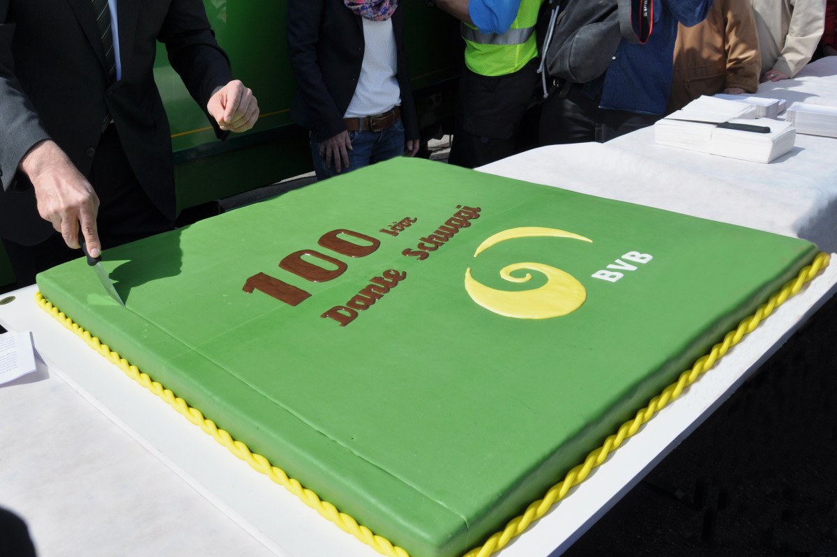 Vom Interims Direktor M. Bont wird nach einer kurzen Ansprache die Geburtstagstorte angeschnitten. Die Aufnahme stammt vom 12.04.2014.