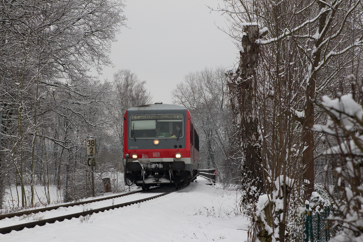 Vom Juni letzten Jahres her kannte ich ein Motiv in Landshut unweit der Südkurve aus dem Hbf heraus, welches sich am Viadukt über den Bach Pfettrach (Flutmulde) befindet.
628 556-3 steuerte am 03.01.16 über dem Viadukt sein Fahrtziel Landhut Hbf an, welches er kurz darauf erreichte.