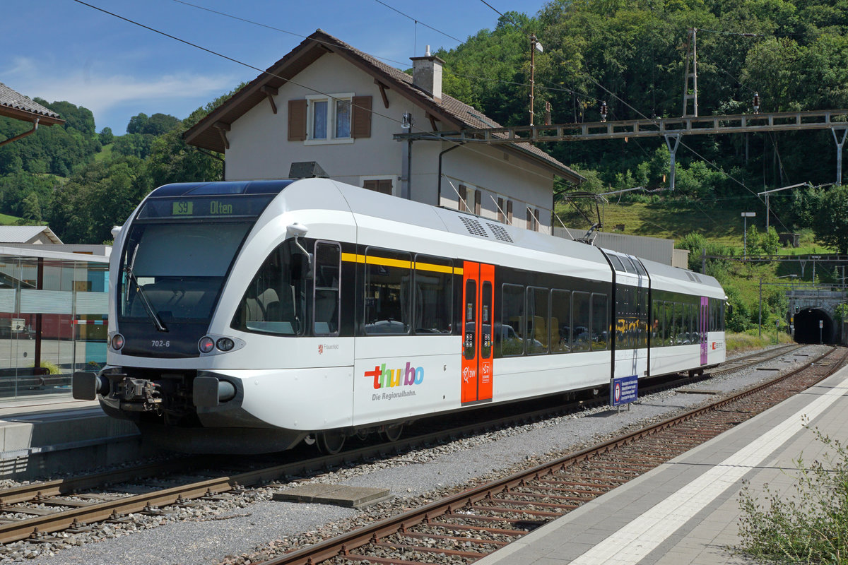 Vom Kanton Thurgau in den Kanton Basel-Landschaft.
Thurbo RABe 526 702-6 als S 9 Sissach - Olten. Die Aufnahme des GTW  Frauenfeld  entstand am 7. Juli 2020 in Läufelfingen kurz vor der Weiterfahrt durch den Hauensteintunnel.
Foto: Walter Ruetsch