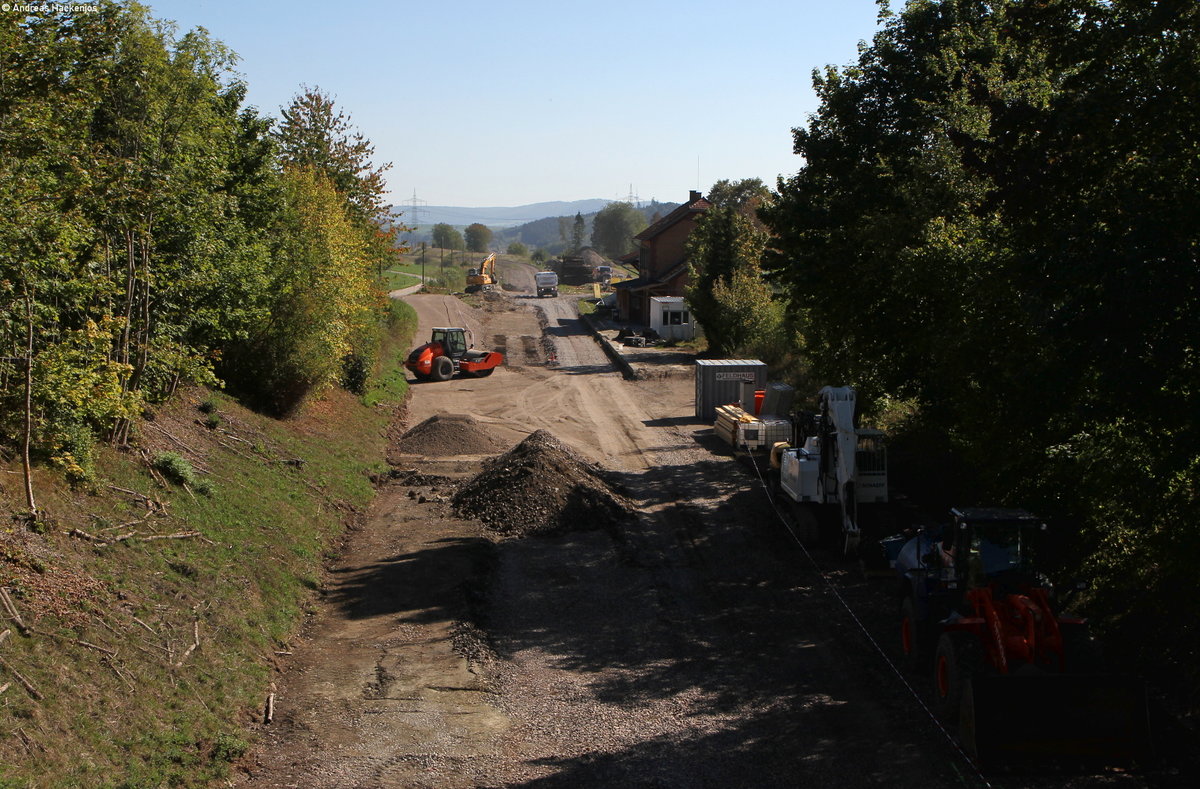 Vom Landbahnhof zur S-Bahn Station, der Bahnhof Döggingen im Wandel 17.9.18. Kaum vorstellbar wenn man es mit diesem Bild vergleicht:
http://www.bahnbilder.de/bild/deutschland~dieseltriebzuege~br-611-neigetechnik-regionalzug/958824/ire-3213-neustadtschwarzw-ulm-hbf-mit-schublok.html