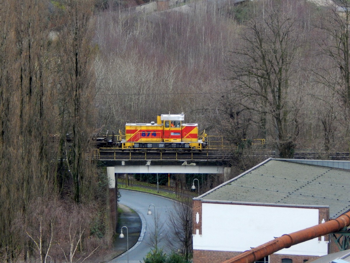 Vom Landschaftspark hatte man tolle Ausblicke auf ganz Duisburg, so konnte ich am 22.12 die Thyssen Krupp Lok 874 mit Flachwagen ablichten.

Duisburg 22.12.2015