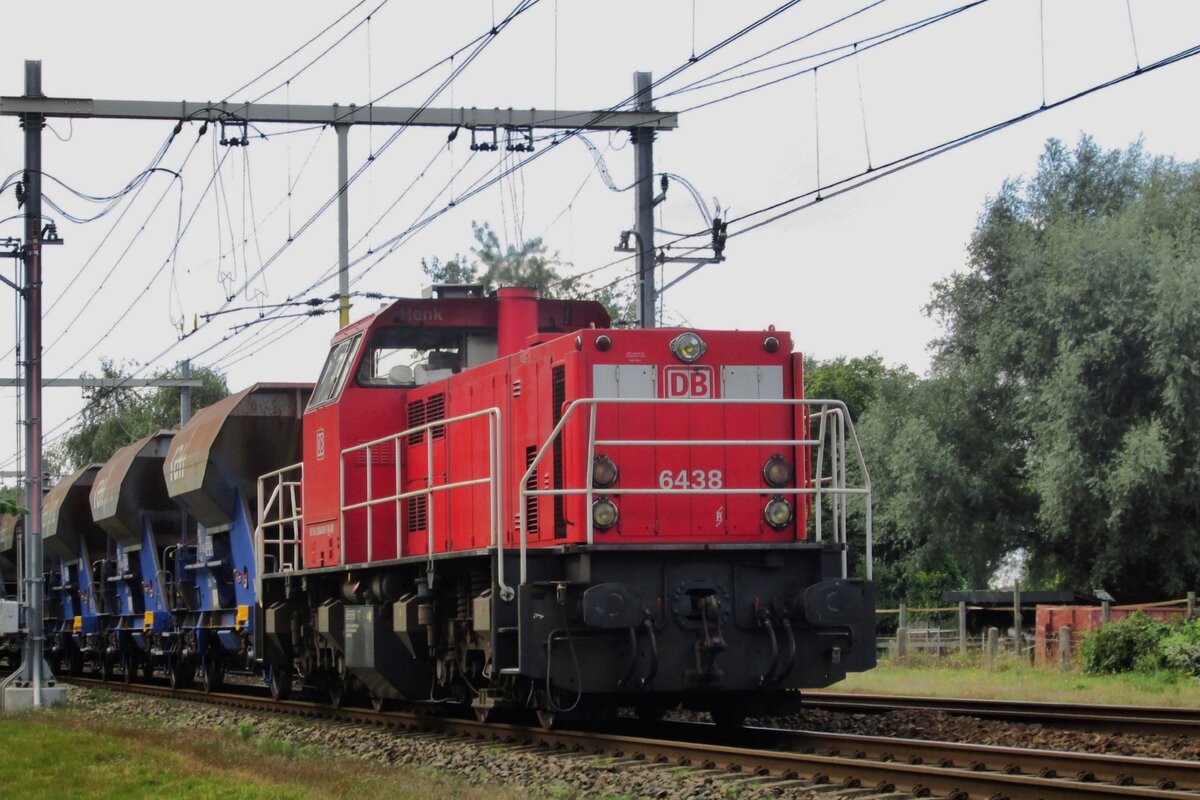 Vom offenbarer Weg wurde am 4 Oktober 2016 in Wijchen ein stehender Gleisbauzug mit 6438 mit etwas zoom fotografiert.