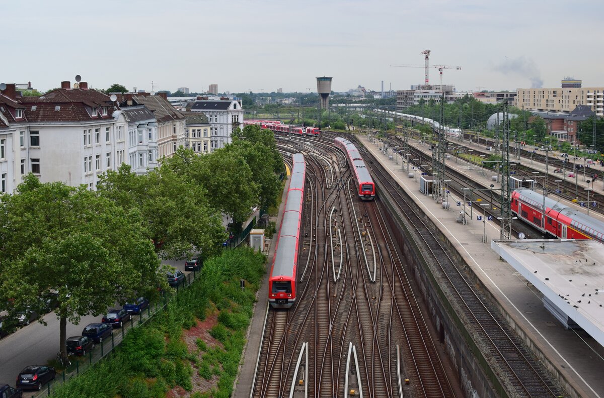 Vom Parkhaus am Bahnhof Altona hat man einen tollen Ausblick auf die S-Bahnen. Hier hat einen Vollzug Br 474 welcher den Tunnel soeben verlassen hat. Links verschwindet in Kürze ein Vollzug im S-Bahn Tunnel.

Hamburg 26.07.2021