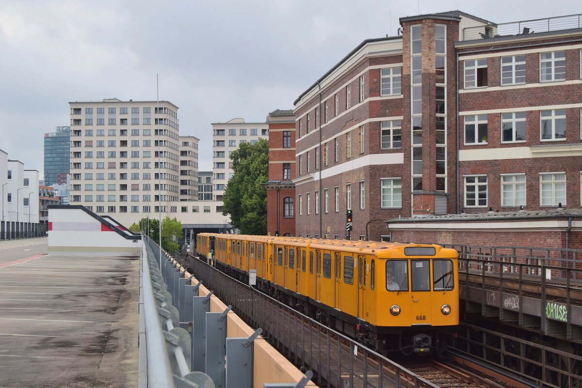 Vom Parkhaus am Gleisdreieck konnte ich den Triebzug 668 aufnehmen. Der Zug hat soeben die Station Mendelssohn-Batholdy-Park verlassen und erreicht in Kürze Gleisdreieck.

Berlin 15.07.2020