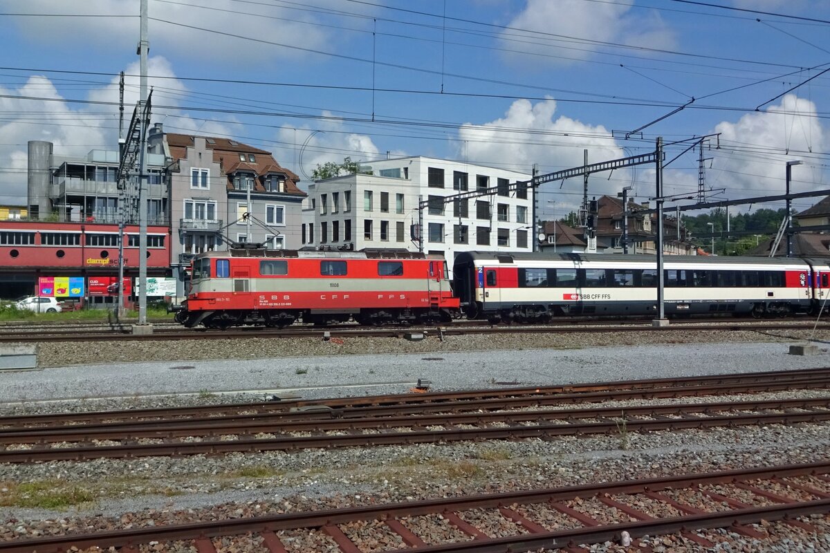 Vom Parkplatz bein Bahnhof Brugg AG (nicht an die Stadtseite, sondern an die Windischgartenseite) kann Mann der Bahnverkehr beobachten, wie 11108 mit deren IR am 26 Mai 2019 unter Beweis stellt.