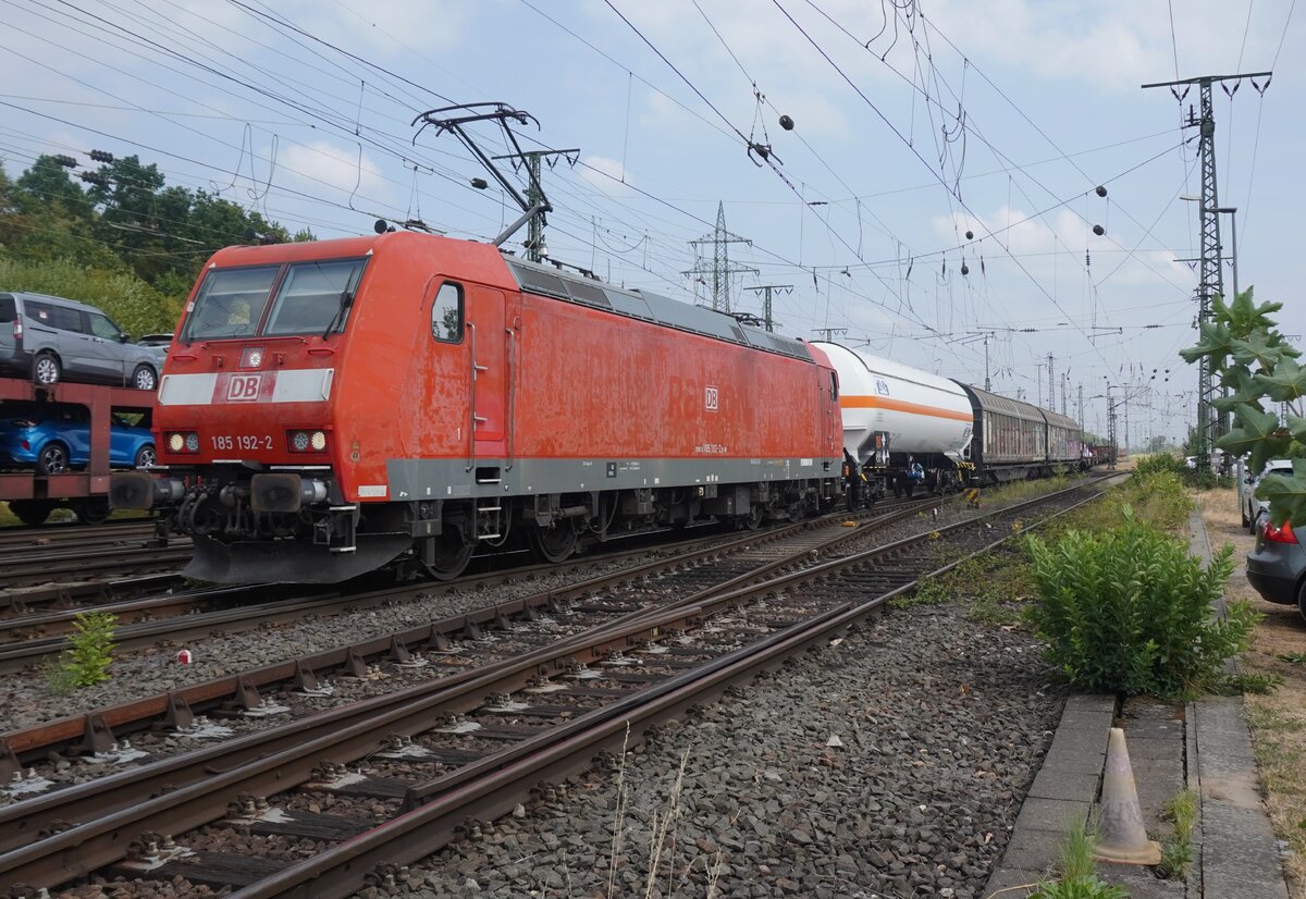 Vom Parkplatz wurde am 17 Juli 2026 DBC 185 192 mit ein Mischguterzug bein Verlassen des Rbfs K�ln-Gremberg  fotografiert. Hinter der DB-Keks kann noch die RaiLioN Beschriftung gesehen werden. Der Parkplatz ist ein bekannter lokaler und legaler Fotopunkt. 