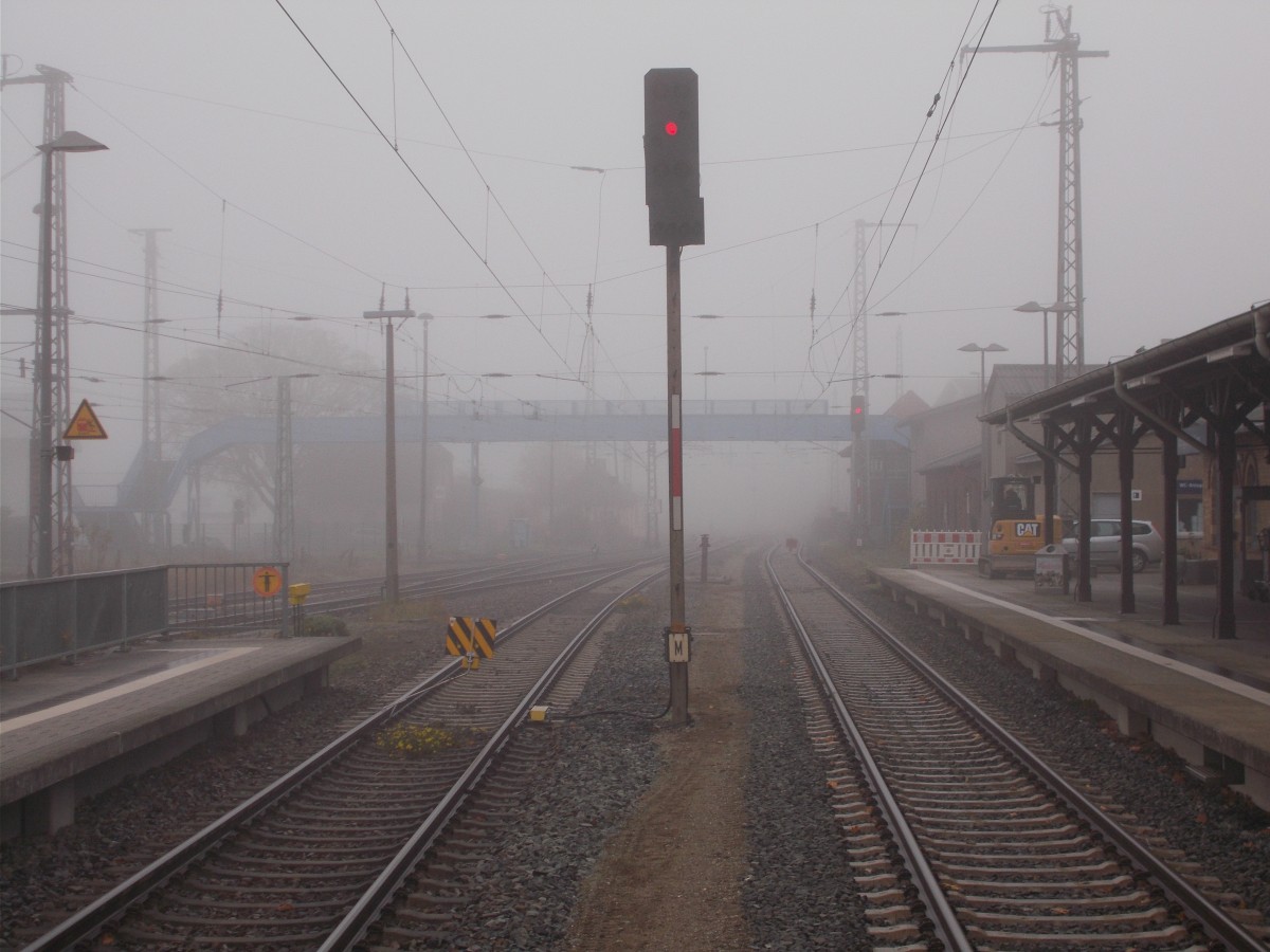Vom provisorischen Überweg in Bergen/Rügen kann man die Ausfahrsignale  L  und  M  in Richtung Lietzow aus der Sicht des Lokführers fotografieren.Aufnahme am 03.November 2015.
