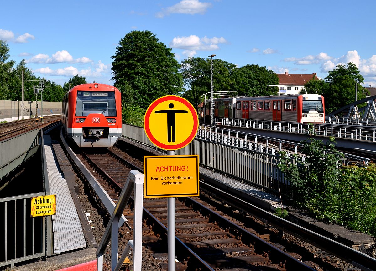 Vom S-Bahnsteig der Hamburger Station  Barmbek  geht der Blick auf einen ausfahrenden Zug der Linie S1 und auf einen abgestellten DT3-Zug der Hochbahn. 14.6.2014
