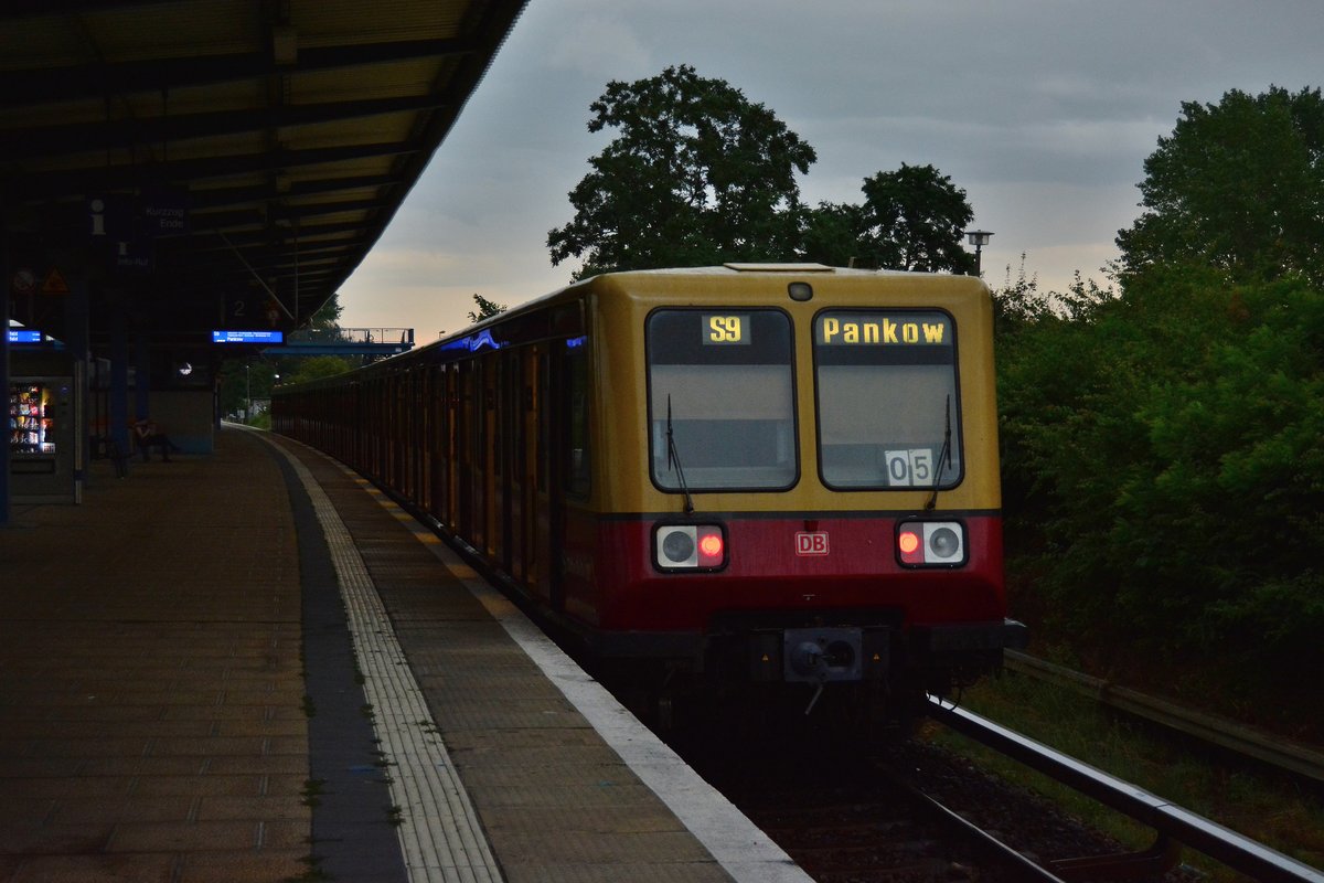 Vom schönen Wetter am Vorabend war am kommenden Morgen nichts mehr zu spüren, stattdessen regnete es stark. Vom Sound her erinnern die 485er Spitzname Coladose stark an die 628er. Hier ein Nachschuss auf einen 485er als S9 nach Pankow.

Berlin Grünbergallee 01.08.2017