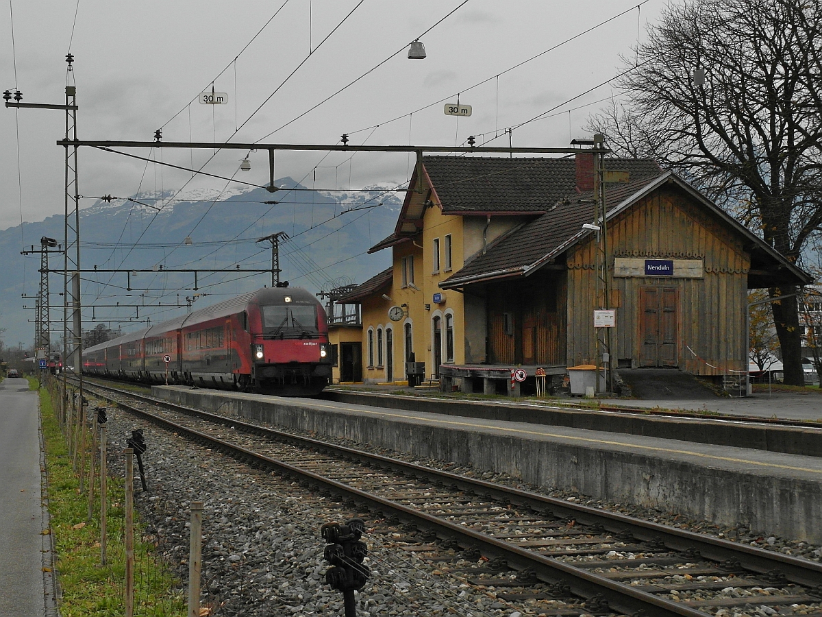 Vom schweizerischen Buchs ins sterreichische Feldkirch verluft der lngste Streckenabschnitt der Vorarlbergbahn durch das Frstentum Lichtenstein. Am 15.11.2014 passiert der RJ 167 auf der Fahrt von Zrich nach Wien den Bahnhof Nendeln, einen von insgesamt drei Bahnhfen/Haltestellen in Lichtenstein.