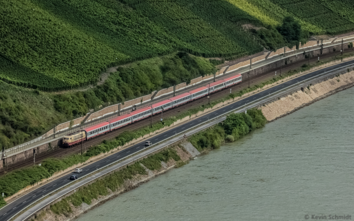 Vom Sessellift in Boppard zwischen Mühltal und Gedeonseck aus gelang mir zufällig (!) diese Aufnahme des IC 119 Münster (Westf) Hbf - Innsbruck Hbf mit einer Lok der BR 103 im schönen Rheintal. (09.08.2014)