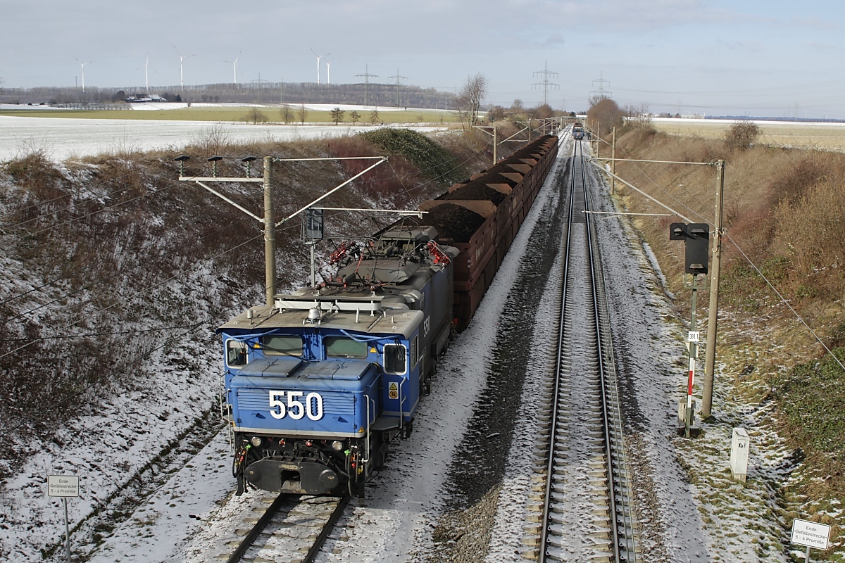 Vom Tagebau Garzweiler kommend bringt RWE Power 550 einen beladenen Braunkohlezug zum Kraftwerk Neurath (Sinsteden 12.02.2021)
