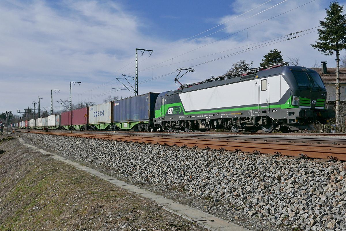 Vom Terminal Wolfurt kommend hat 193 765-5 der ELL mit einem Containerzug am 22.02.2021 in Hergatz von der bayerischen auf die wrttembergische Allgubahn gewechselt und befindet sich auf der Fahrt in Richtung Memmingen.