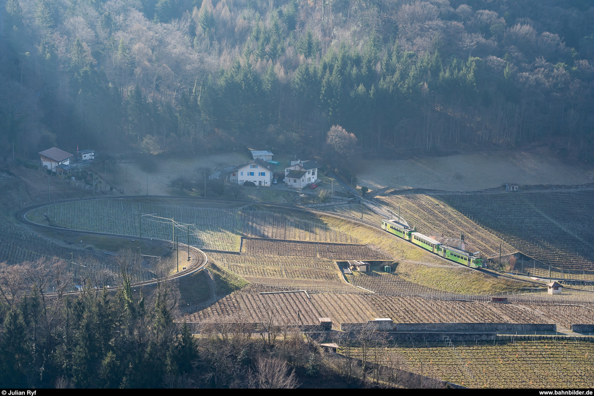 Vom Trasse der AL aus, hoch oben in den Rebbergen, sieht man den Regio der ASD mit BDe 4/4 402, Bt und BDe 4/4 401 am 23. Februar 2019 die Schleifen oberhalb Aigle durchfahren. Wenige Augenblicke später wird der Zug den Fotostandort von Stefan Wohlfahrt passieren, der sein Bild bereits gestern eingestellt hat (1133679).