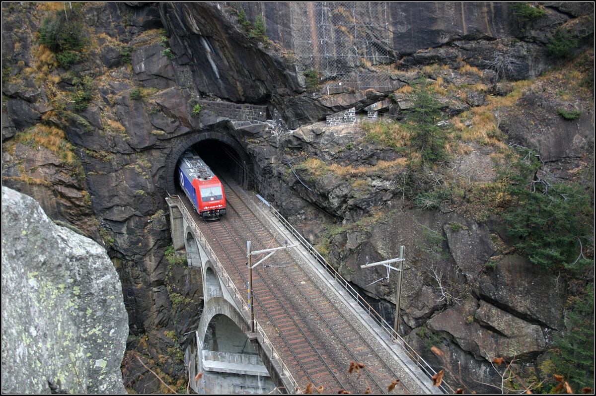 Vom Tunnel auf die Brücke -

Ein Güterzug befährt den Leggistein-Kehrtunnel bergwärts. Die Lokomotive hat soeben die Obere Meienreussbrücke erreicht. 

01.11.2005 (M)