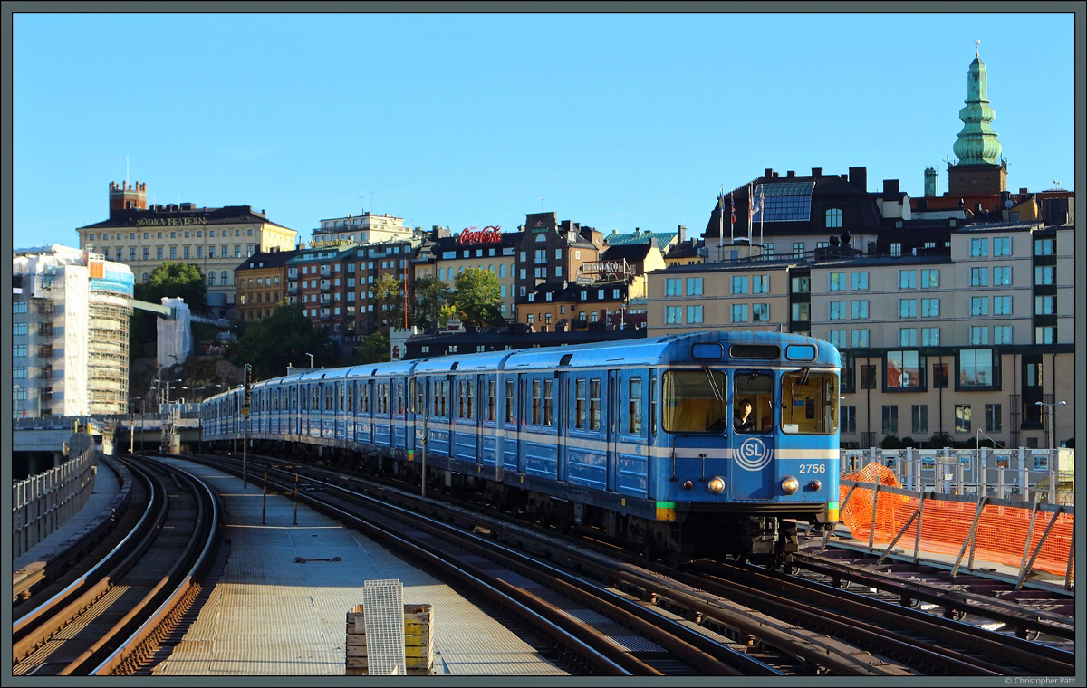 Vom U-Bahnhof Slussen kommend berquert der C6-Triebwagen 2756 der SL den Sderstrm, um in Krze den U-Bahnhof Gamla Stan zu erreichen. (26.09.2021)