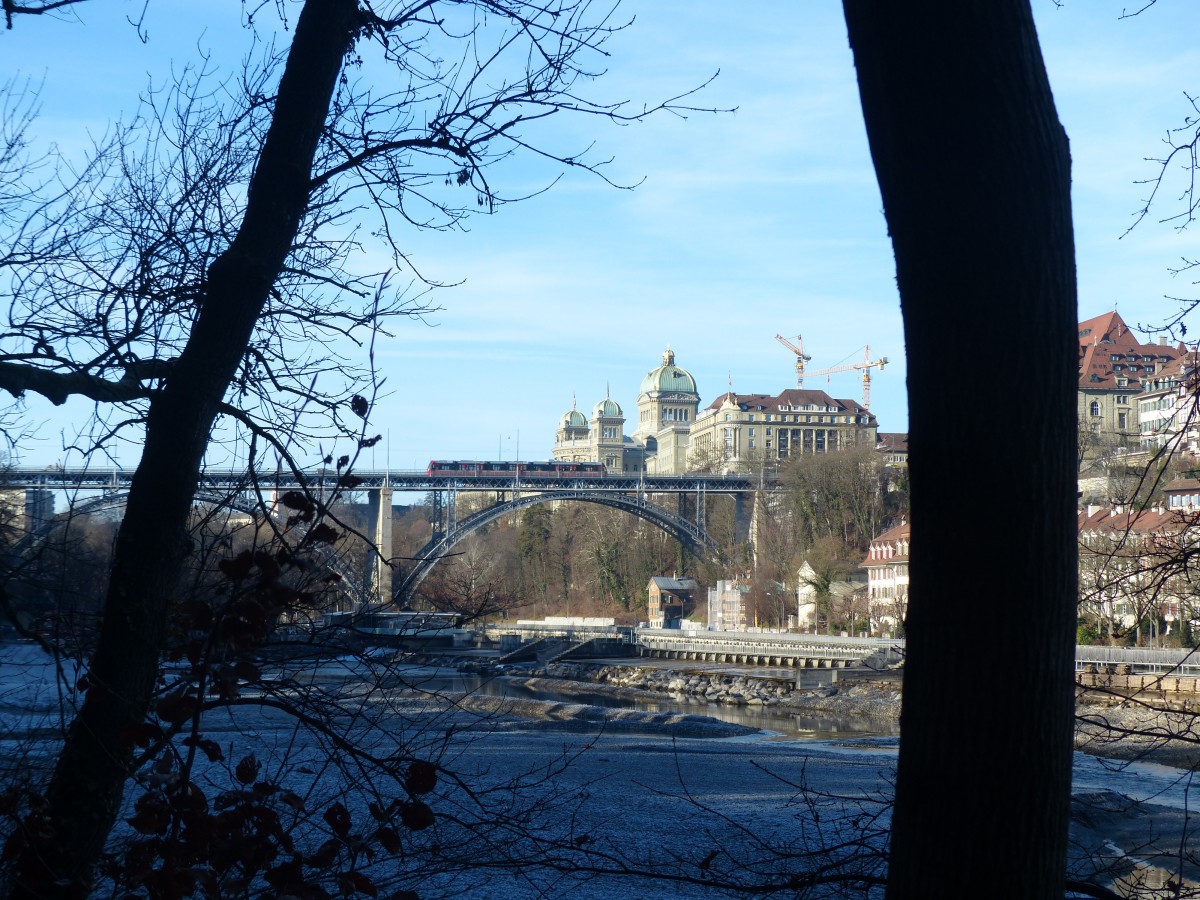 Vom Ufer der Aare auf der Kirchenfelder Seite aus hat man einen schönen Blick auf die Kirchenfeldbrücke samt Straßenbahn. 28.12.2015, Bern