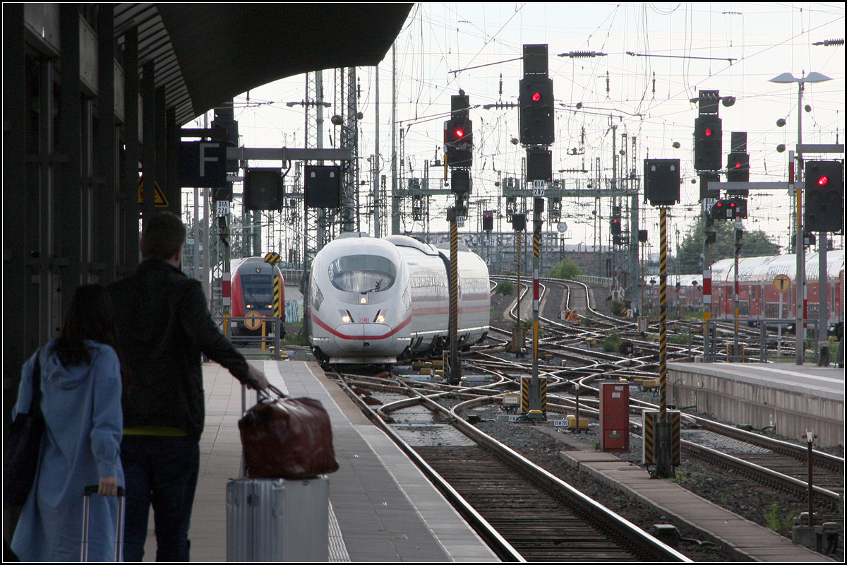 Vom Vorfeld an den Bahnsteig -

Einfahrt eines ICE 3-Zuges in den Frankfurter Hauptbahnhof.

13.07.2017 (M)